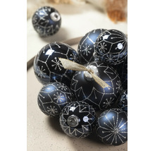 Donkerblauwe kerstballen met zilveren sneeuwvlokken en geometrische glitterpatronen in verschillende maten.