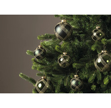 Donkere kerstballen met een goudkleurig ruitpatroon aan een groene kerstboom.