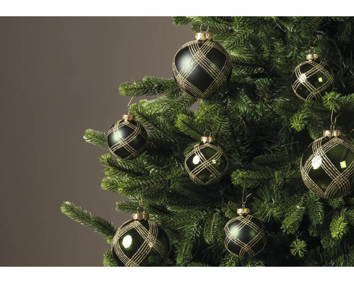 Donkere kerstballen met een goudkleurig ruitpatroon aan een groene kerstboom.