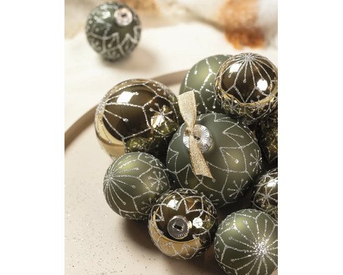 Kerstballen in verschillende maten, deels mat, deels glanzend, met zilveren glitterpatroon en een strik.