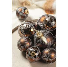Meerdere bronskleurige kerstballen in verschillende formaten met een zilveren glitterroosterpatroon.