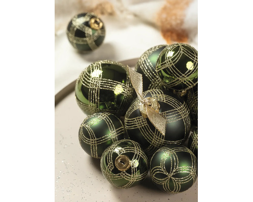 Groene kerstballen met gouden glitter ruitpatroon en linten.