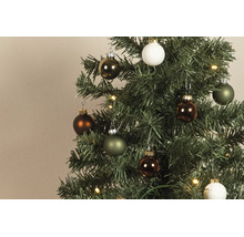 Kerstboom versierd met matte en glanzende kerstballen in diverse aardetinten en kleine lampjes.