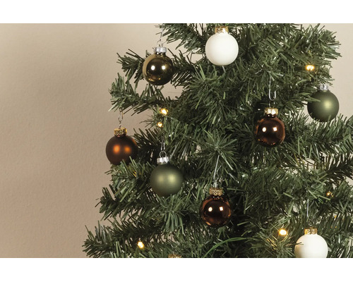 Kerstboom versierd met matte en glanzende kerstballen in diverse aardetinten en kleine lampjes.
