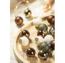 Kerstballen in verschillende kleuren en afwerkingen op een houten dienblad met glitters.