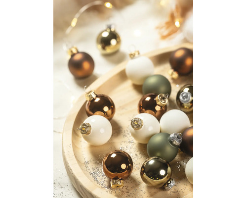 Kerstballen in verschillende kleuren en afwerkingen op een houten dienblad met glitters.