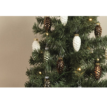 Kunstkerstboom versierd met glazen decoraties in de vorm van dennenappels en warmwitte led-verlichting.