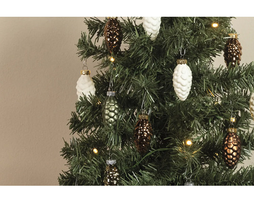 Kunstkerstboom versierd met glazen decoraties in de vorm van dennenappels en warmwitte led-verlichting.