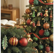 Gedecoreerde kerstboom en slinger met feestelijke ornamenten zoals kerstballen, teddyberen en dennenappels, verlicht door warme lampjes.