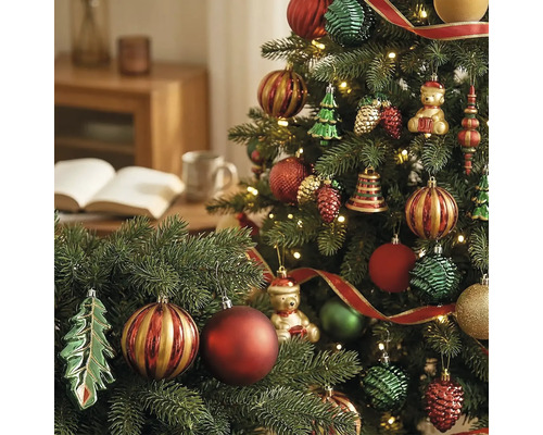 Gedecoreerde kerstboom en slinger met feestelijke ornamenten zoals kerstballen, teddyberen en dennenappels, verlicht door warme lampjes.