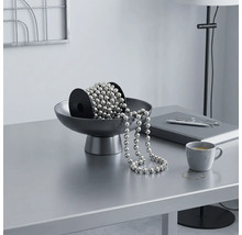 Zilverkleurige kettingsnoer op een rol in een grijze schaal op een licht, georganiseerd bureau met een modern design.