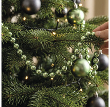 Parelslinger voor de kerstboom, gedecoreerd in een kerstboom met kerstballen en lichtsnoer.