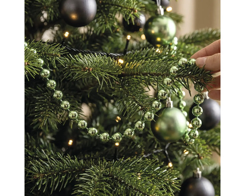 Parelslinger voor de kerstboom, gedecoreerd in een kerstboom met kerstballen en lichtsnoer.