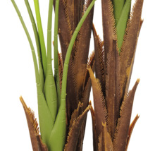 Detailweergave van de stammen van een kunstpalm met natuurgetrouwe bruine structuur en groene scheuten.