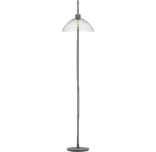 Vloerlamp met kap van draadvlechtwerk en zichtbare lichtbron op een slanke voet.