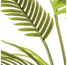 Gedetailleerd beeld van kunstmatige palmbladeren met groene stengels.