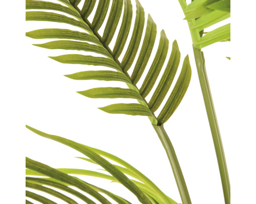 Gedetailleerd beeld van kunstmatige palmbladeren met groene stengels.