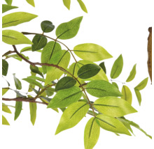 Detailopname van een tak van een kunstplant met groene, ovale bladeren.