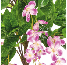 Kunstplant met roze bloemen en groene bladeren, detailweergave.