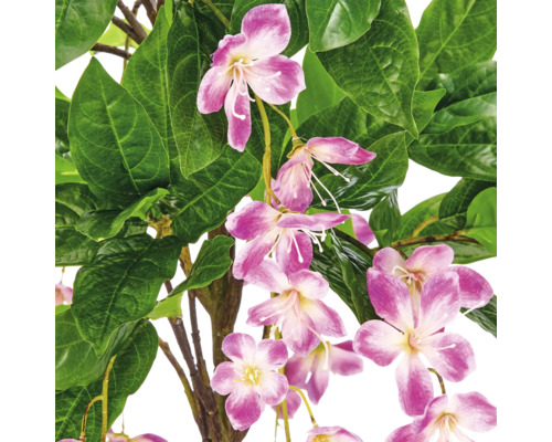 Kunstplant met roze bloemen en groene bladeren, detailweergave.