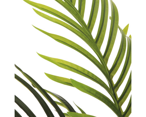 Detailopname van een groen palmblad van een kunstplant met fijne bladstructuur.