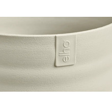 Detailopname van een elho bloempot met structuur en elho Logo.