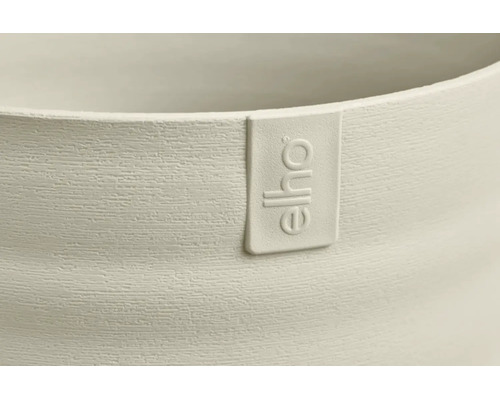 Detailopname van een elho bloempot met structuur en elho Logo.