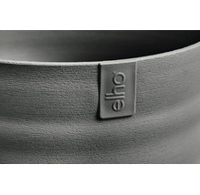 Detailweergave van een bloempot met een gestructureerd oppervlak en Elho Logo.