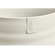 Detailopname van een bloempot met horizontale oppervlaktestructuur en Elho Logo.