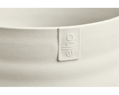 Detailopname van een bloempot met horizontale oppervlaktestructuur en Elho Logo.