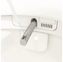 Detailopname van een uitgeschoven douchearm van een douche-wc met een actieve waterstraal.
