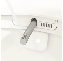 Detailopname van een douche-wc met uitgeschoven douche-arm en actieve waterstraal voor reiniging.
