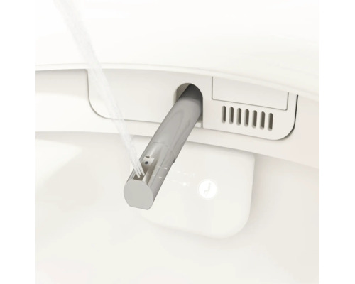 Detailopname van een douche-wc met uitgeschoven douche-arm en actieve waterstraal voor reiniging.