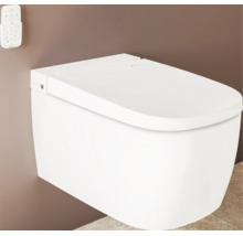 Wandhangend douche-toilet met afstandsbediening en gesloten deksel.