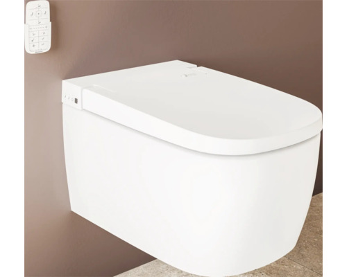 Wandhangend douche-toilet met afstandsbediening en gesloten deksel.