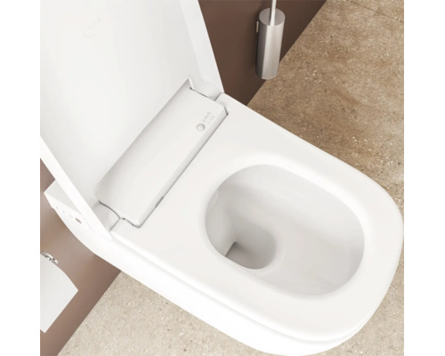 Bovenaanzicht van een modern, wit, randloos wandcloset met douchefunctie van VitrA V-care met open deksel in een badkamer.