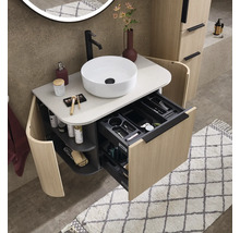 Modern badkamermeubel in houtlook met ronde opzetwastafel, zwarte kraan en geopende lade met vakverdeling.
