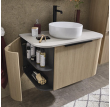 Wandhangend wastafelmeubel met geribbelde houten voorkant, witte waskom en zwarte kraan in een moderne badkamer.