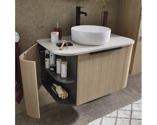 Wandhangend wastafelmeubel met geribbelde houten voorkant, witte waskom en zwarte kraan in een moderne badkamer.