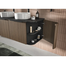Modern dubbel wastafelmeubel met houten lamellenfronten, donker werkblad en een open, gebogen zijplank met toiletartikelen.