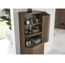 Hoge badkamerkast in houtlook met verticale latten en afgerond front, open met drie planken voor badkamerartikelen.