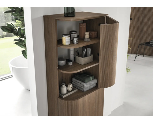 Hoge badkamerkast in houtlook met verticale latten en afgerond front, open met drie planken voor badkamerartikelen.