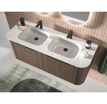Modern dubbel wastafelmeubel met hangende onderkast in houtlook, wit bovenblad en zwarte kranen voor een verticaal getegelde wand.