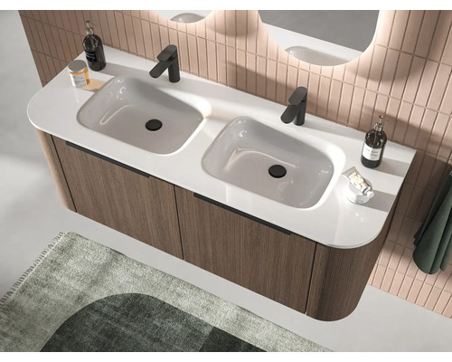 Modern dubbel wastafelmeubel met hangende onderkast in houtlook, wit bovenblad en zwarte kranen voor een verticaal getegelde wand.