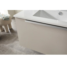 Wastafelonderkast met witte wastafel en zilverkleurige greeplijst in een moderne badkamer.