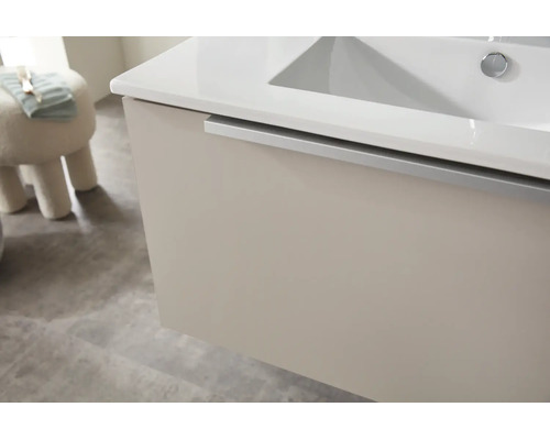 Wastafelonderkast met witte wastafel en zilverkleurige greeplijst in een moderne badkamer.