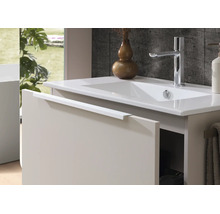 Modern wastafelmeubel inclusief witte wastafel, verchroomde mengkraan en onderkast met een lange handgreep.