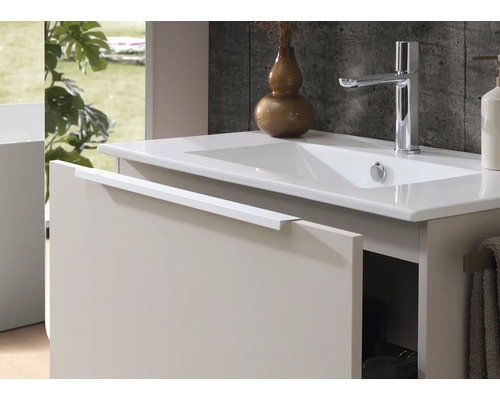 Modern wastafelmeubel inclusief witte wastafel, verchroomde mengkraan en onderkast met een lange handgreep.