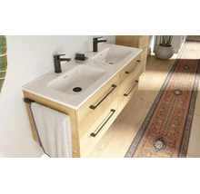 Moderne dubbele wastafel met onderkast in houtlook, vier lades met donkere grepen, twee witte wasbakken en zwarte kranen.