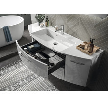Moderne badkamer met wit wastafelmeubel, open lade, geïntegreerde wastafel en vrijstaand bad.